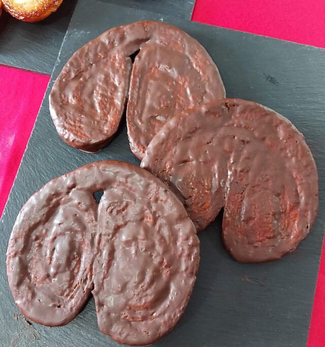 Palmeras de Hojaldre bañadas con cobertura de Chocolate.