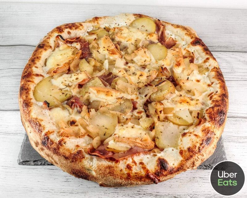 Crème fraîche, jambon sec, pommes de terres, fromage raclette, mozzarella, origan 14,90€