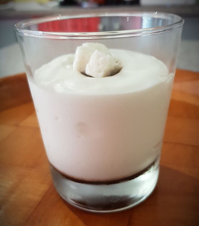 Mousse maison à la noix de coco et son coeur chocolat