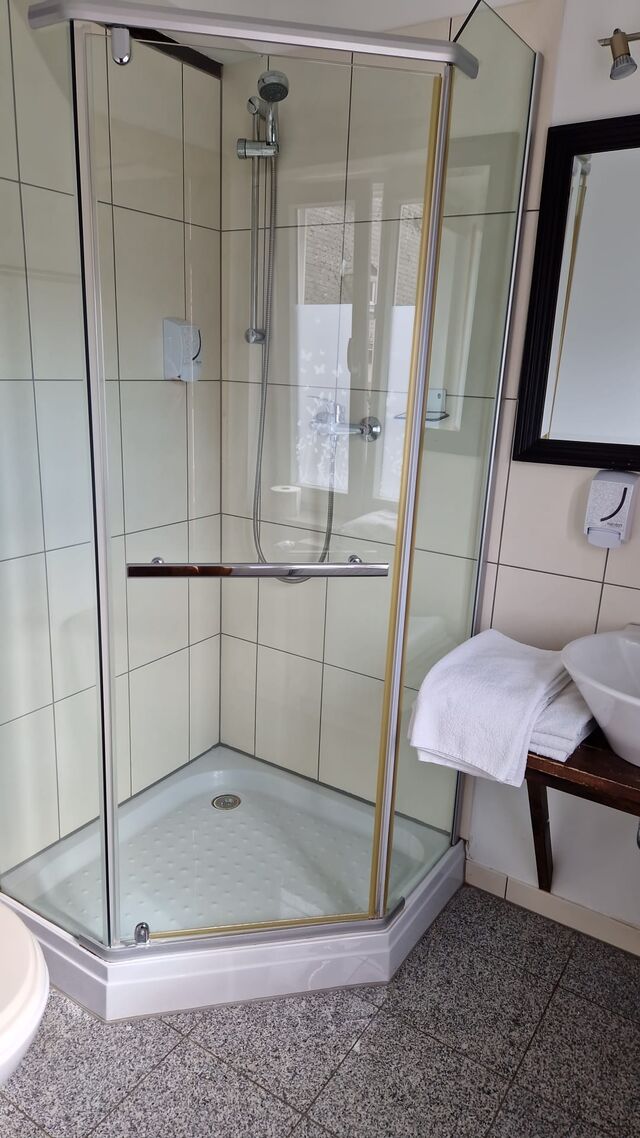 Badezimmer mit Dusche