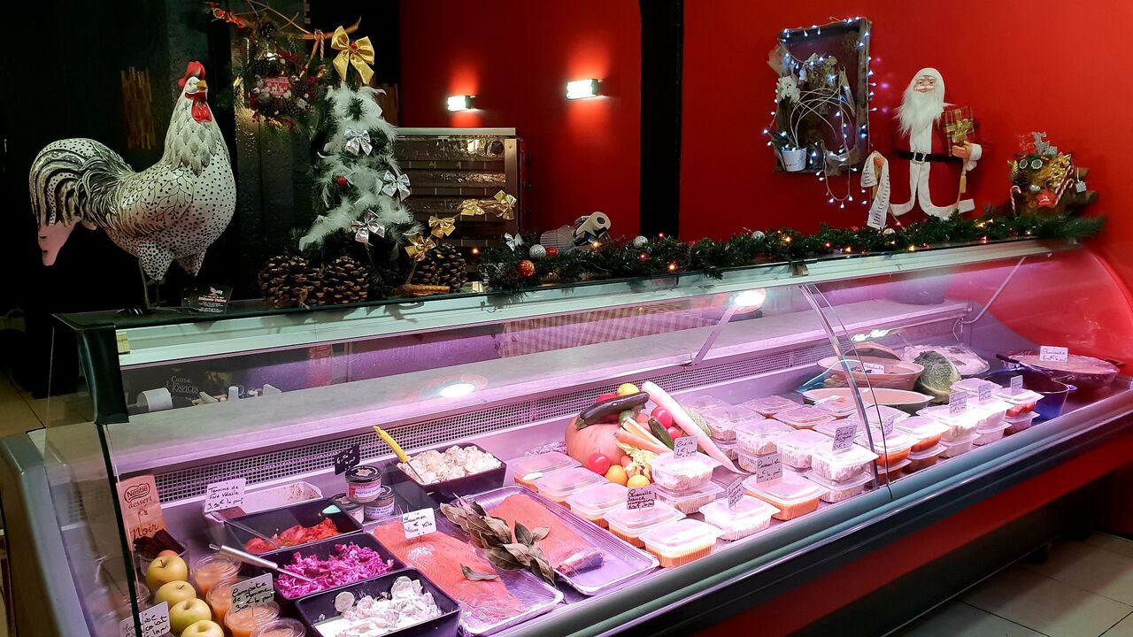 Le chef cuistot Hervé Chacon vous propose son couscous au Royal son tajine aux pruneaux et c'est bolles de picoulat 