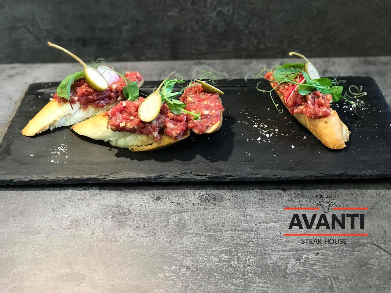 Przystawka - tatar z Polędwicy wołowej podany na aromatycznej grzance 