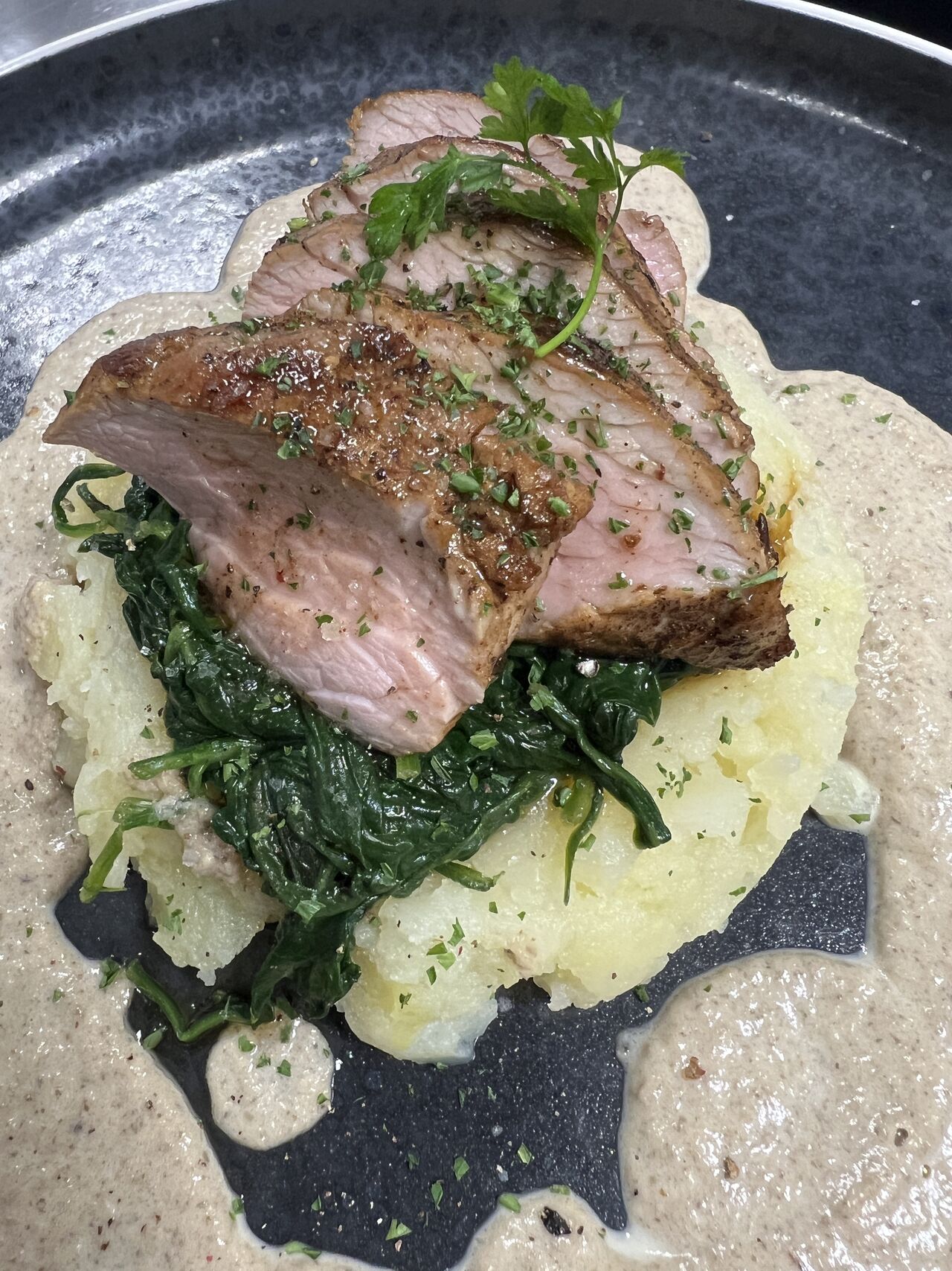 Le Quasi de Veau, Crème Champignons, Epinards et Embeurrée de Pommes de Terre