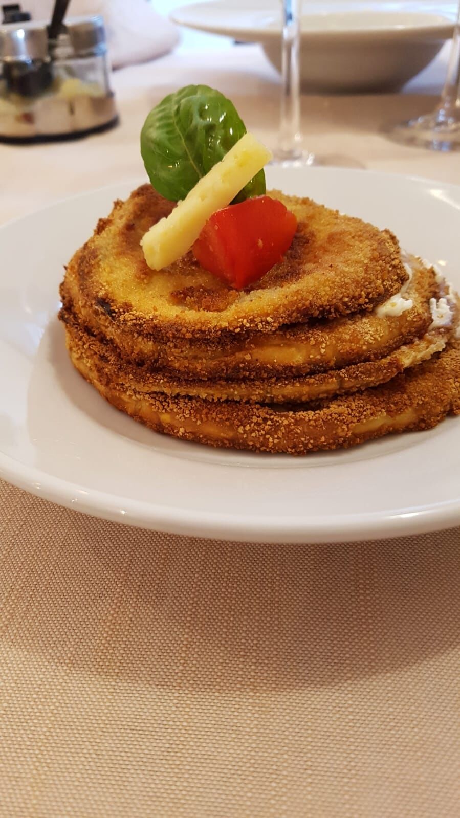 Torretta di melanzane panate e provoletta affumicata 