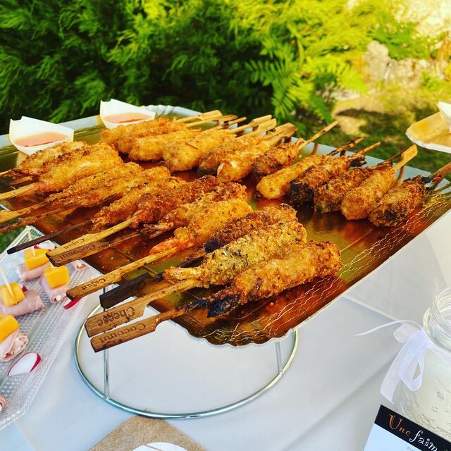 Assortiments de brochettes de crevettes panées au Cajun-Coco râpé - Amandes effilochés- Nature)