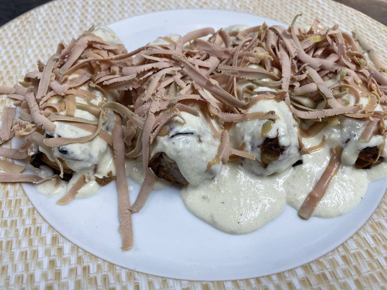 Canelón de carne con salsa de foie mi cuit