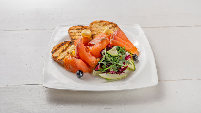 Salmone Affumicato con Insalatina Multicolor pane caldo e burro salato