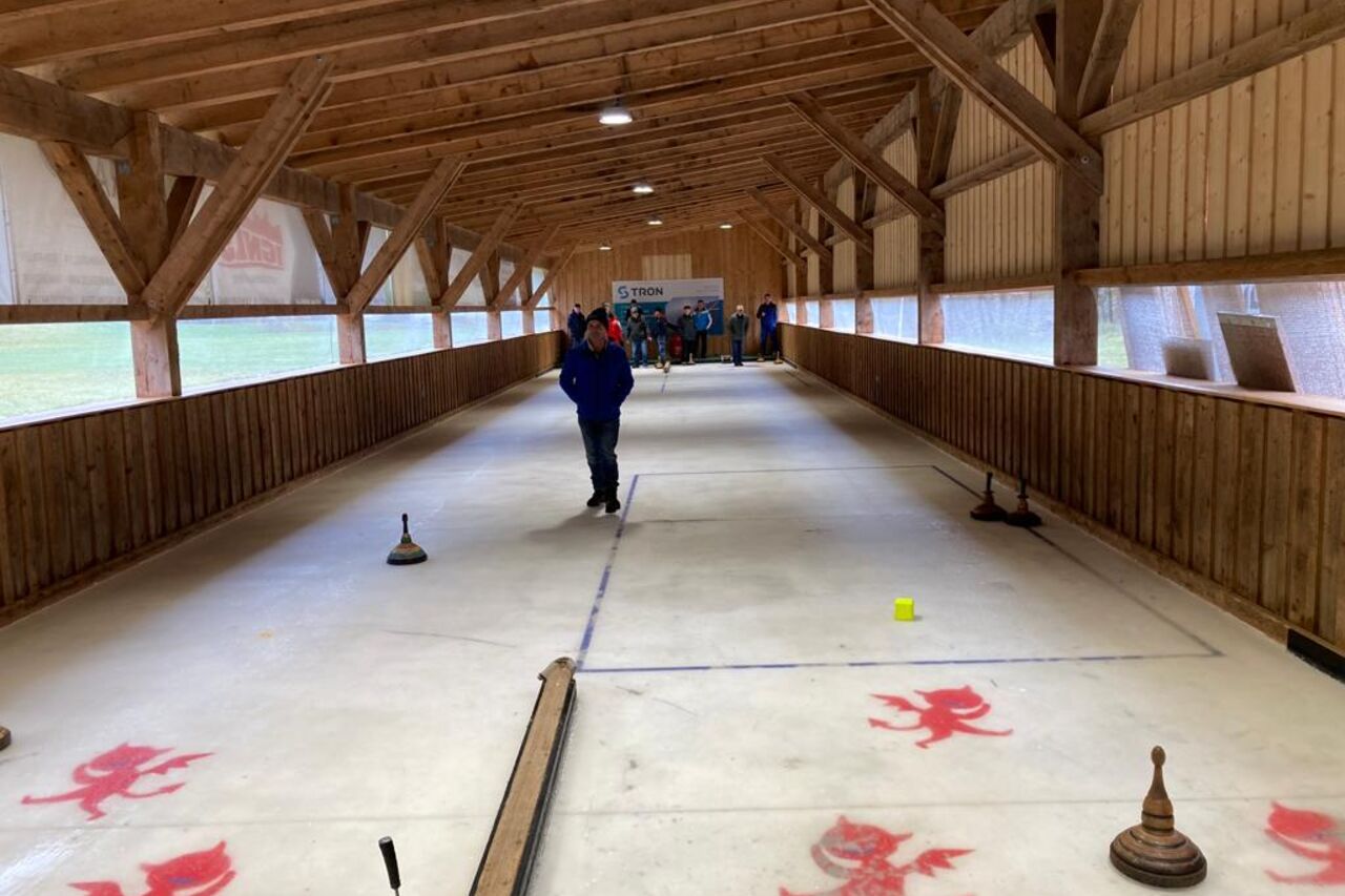 2 überdachte Kunsteisbahnen