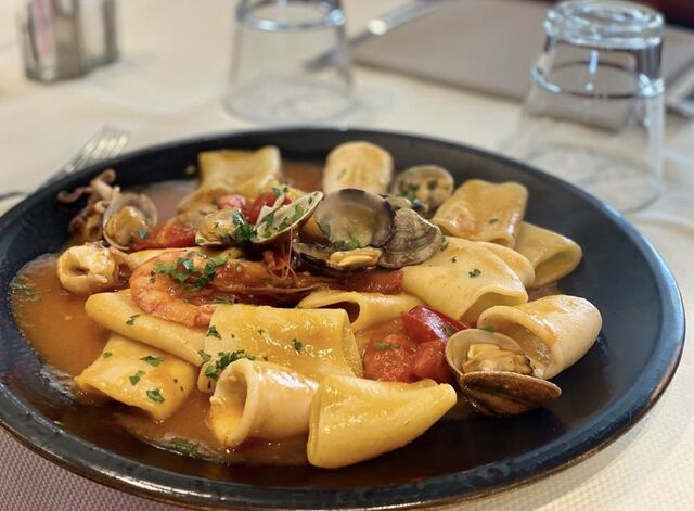 Paccheri con vongole, totanetti e gamberi rossi di Sicilia
