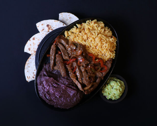 FAJITAS DE VACA
(Fajitas (pimentos) carne de vaca, acompanha arroz, tortillas, purê de feijão e guacamole/ Fajitas (peppers).