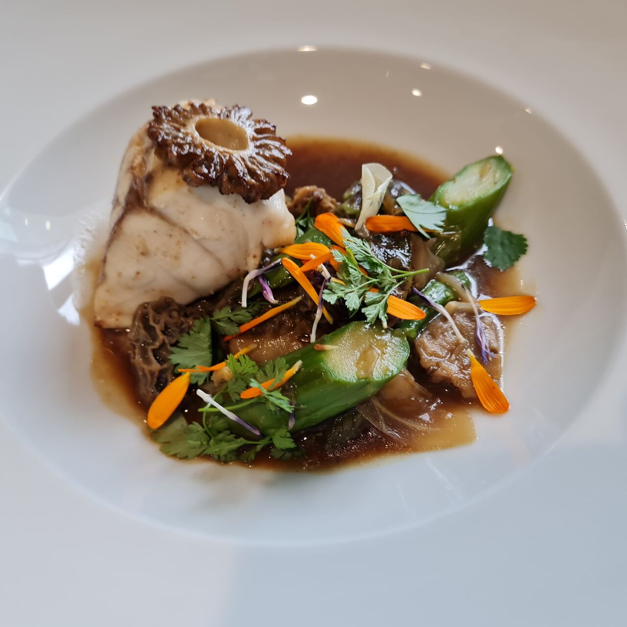 Lotte snackév avec les légumes printanier basilic