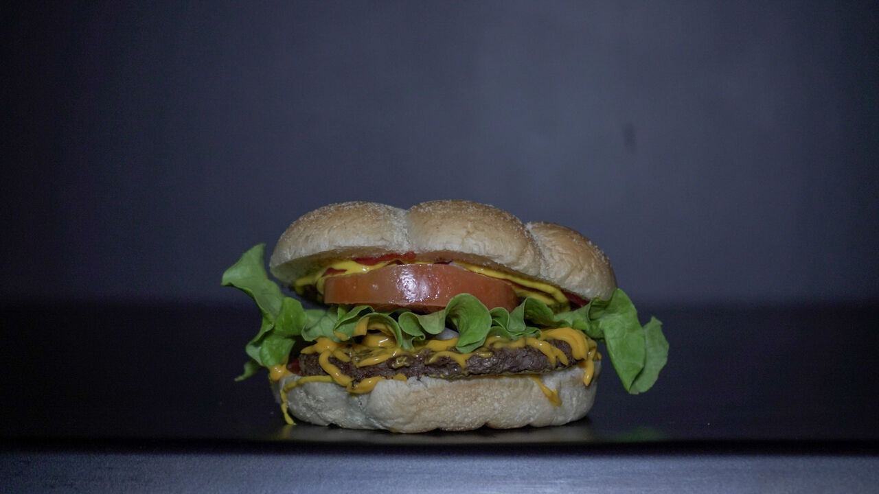 THE BUTLER
pain moelleux, steak 100g, cheddar fondu, salade, tomate, oignons rouges
sauces : ketchup/ moutarde américaine