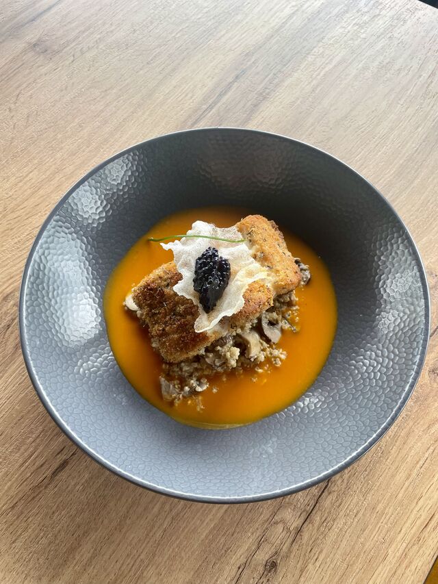 Dos de lieu noir en chapelure de thym, jus de carottes acidulées et quinoa aux champignons