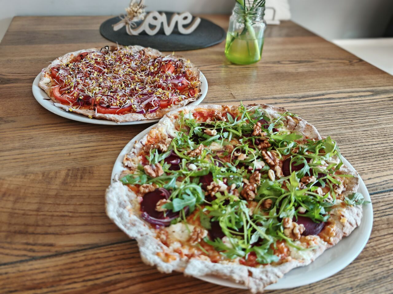 pizza z kiełkami i pizza z burakiem