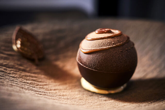 Sphère chocolat, caramel et cacahuète