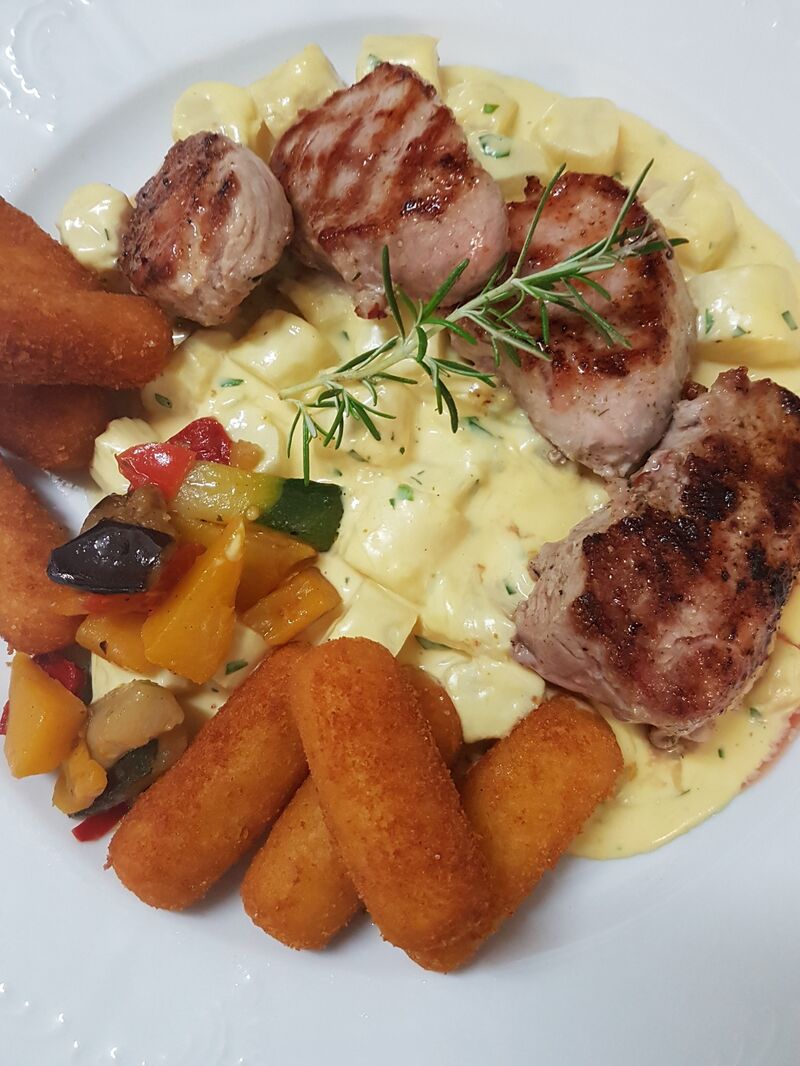 Schweinemedaillons auf Spargelragout