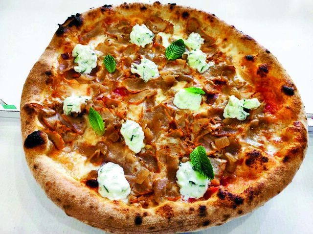 Base Margherita, cipolla caramellata, pulled pork, provolone affumicato, salsa tzatziki e menta fresca. €15