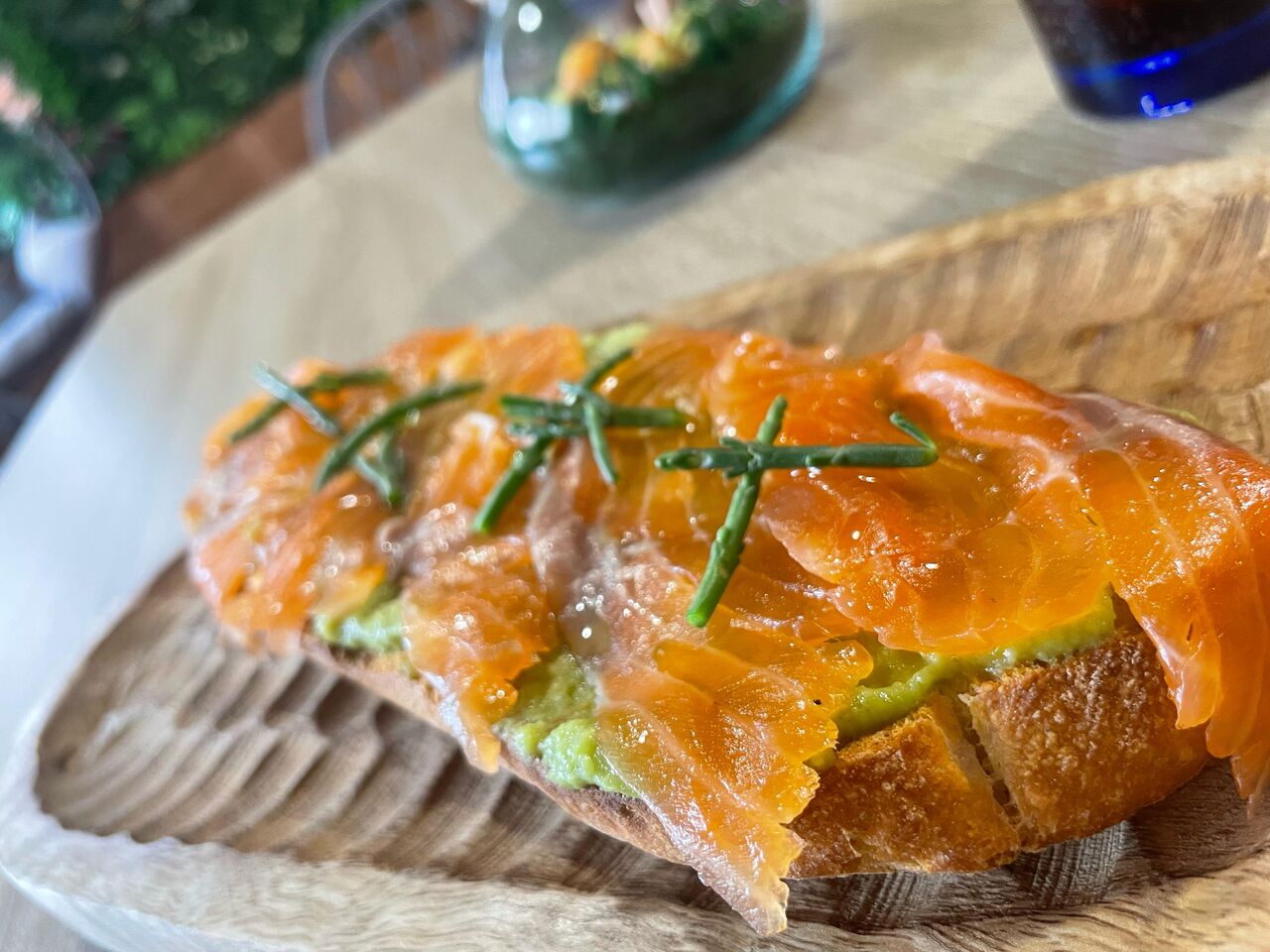 Tostada de Salmón y aguacate 