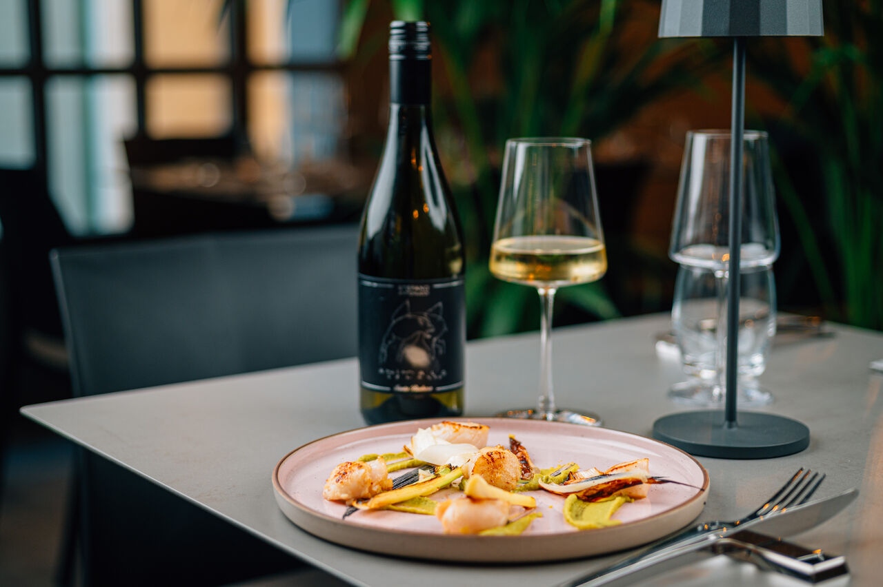 NOCI DI CAPESANTE SCOTTATE
su vellutata di piselli e porro croccante