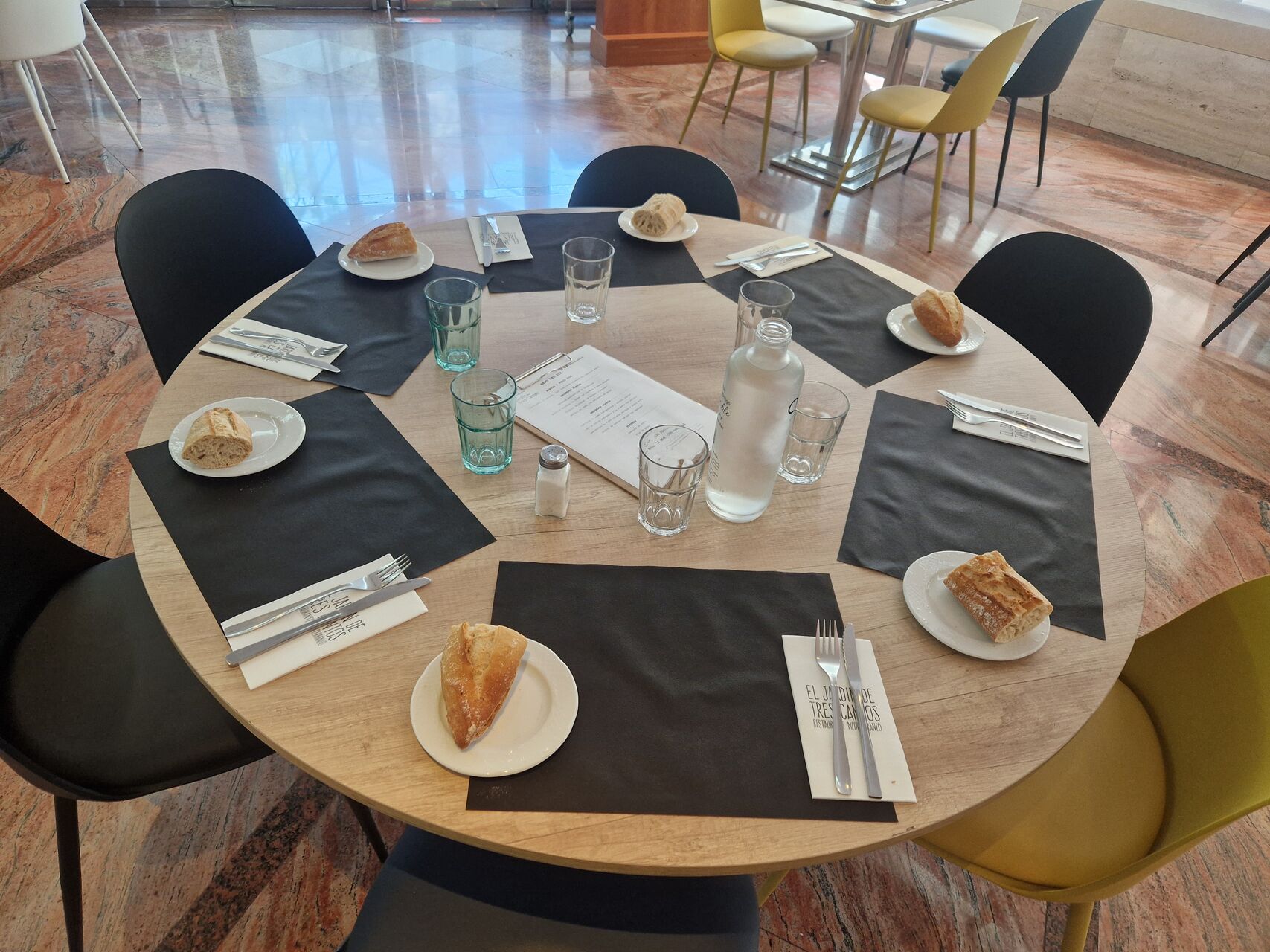 NUESTRO RESTAURANTE Y CAFETERÍA