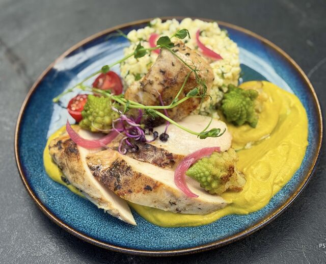 SZUVDÁLT CSIRKEMELL CURRYS KARFIOL KRÉMMEL ÉS KÖLESSEL