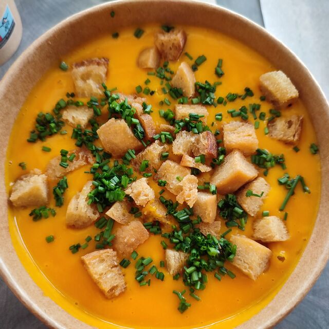 Velouté de potimarron, châtaignes, pleurotes, lardons, ciboulette, croûtons