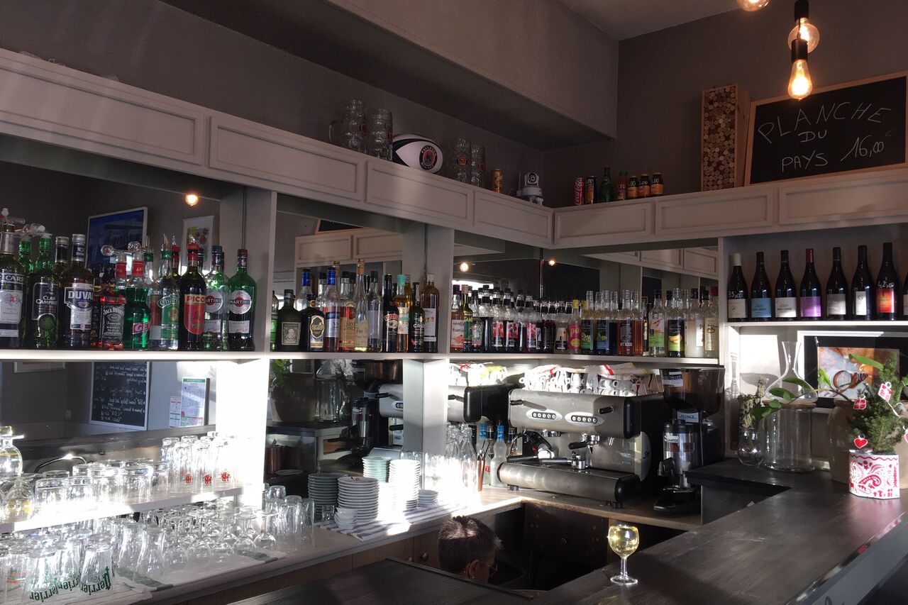 Un espace bar et salle de restaurant convivial et chaleureux