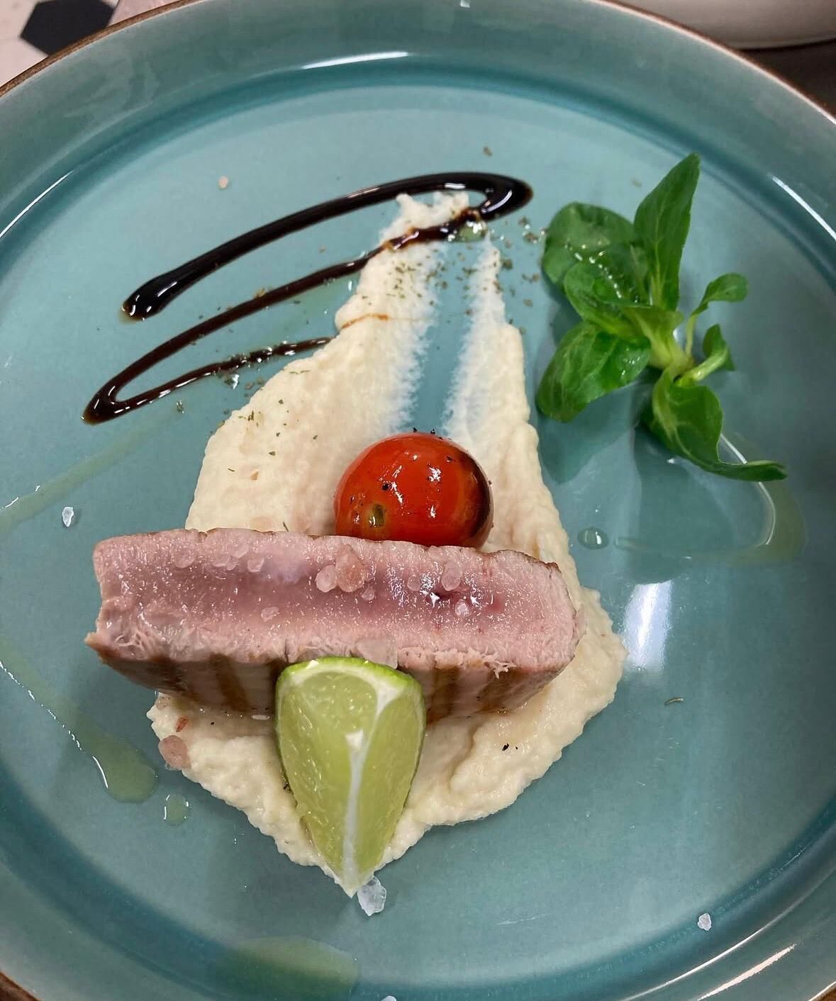 Steak z tuňáka, květákové pyré