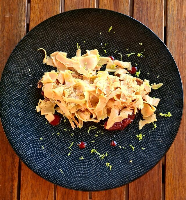 -LE FOIE GRAS
Melba de pain, copeaux de foie gras, chutney de poivrons rouge et citron vert