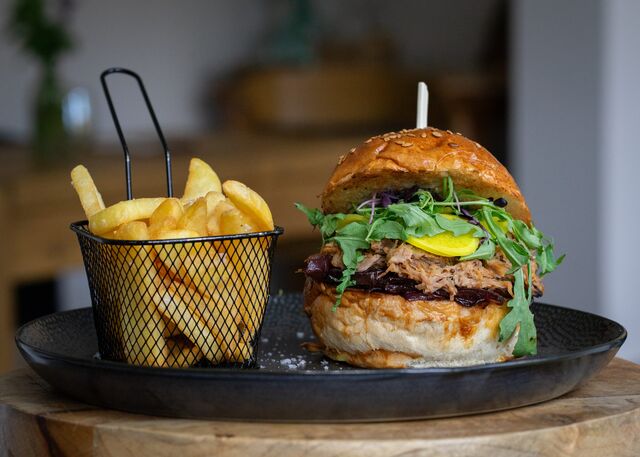Burger s trhaným masem a hranolky