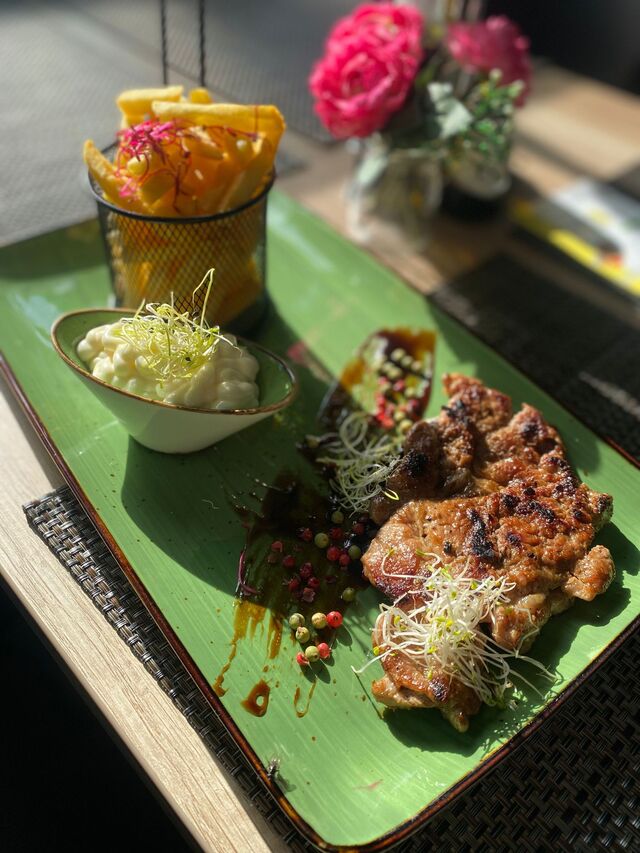 Schweinenacken mit Pommes