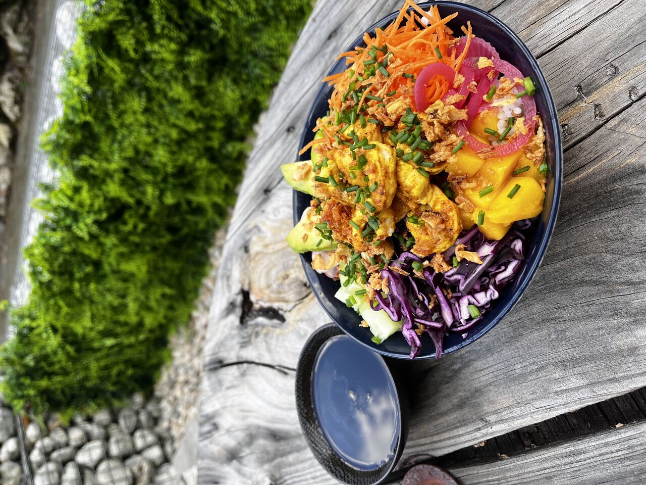 Poke bowl crevettes marinées