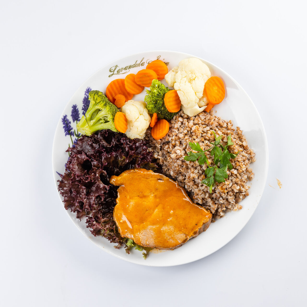 Pieczeń w sosie z kaszą gryczaną i warzywami gotowanymi