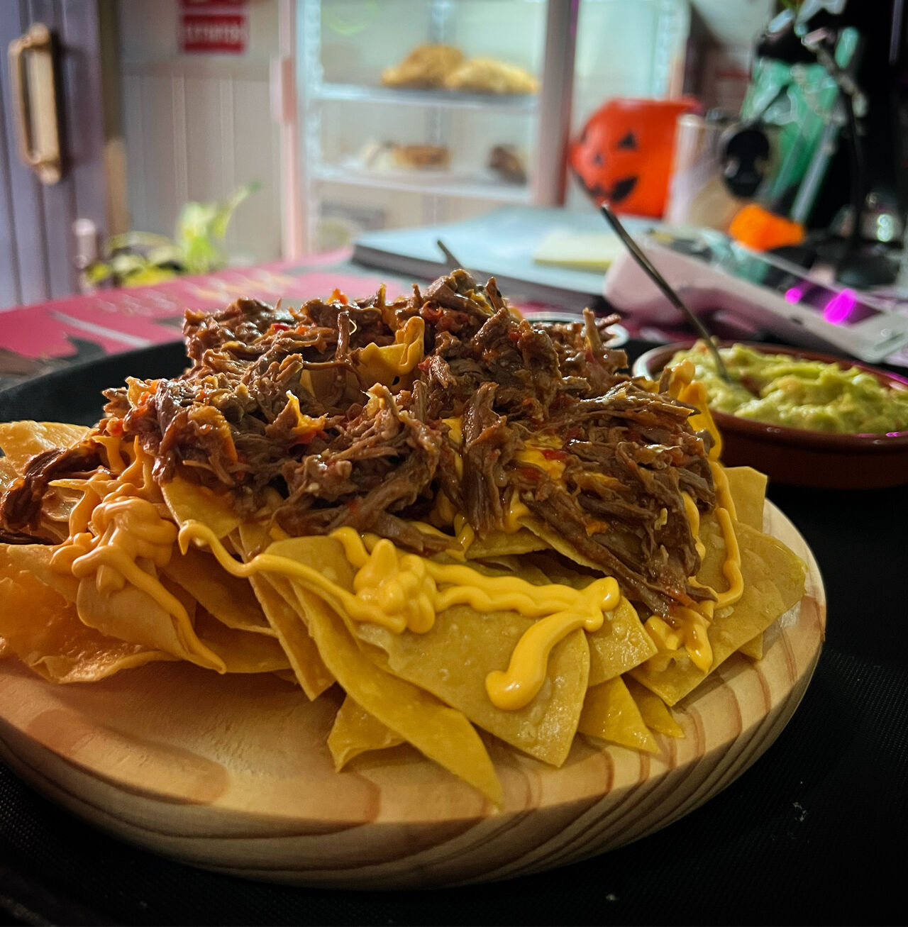 NACHOS CON CARNE Y GUACAMOLE