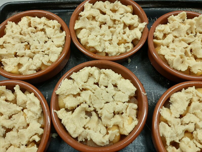 Crumbles aux pommes en préparation 