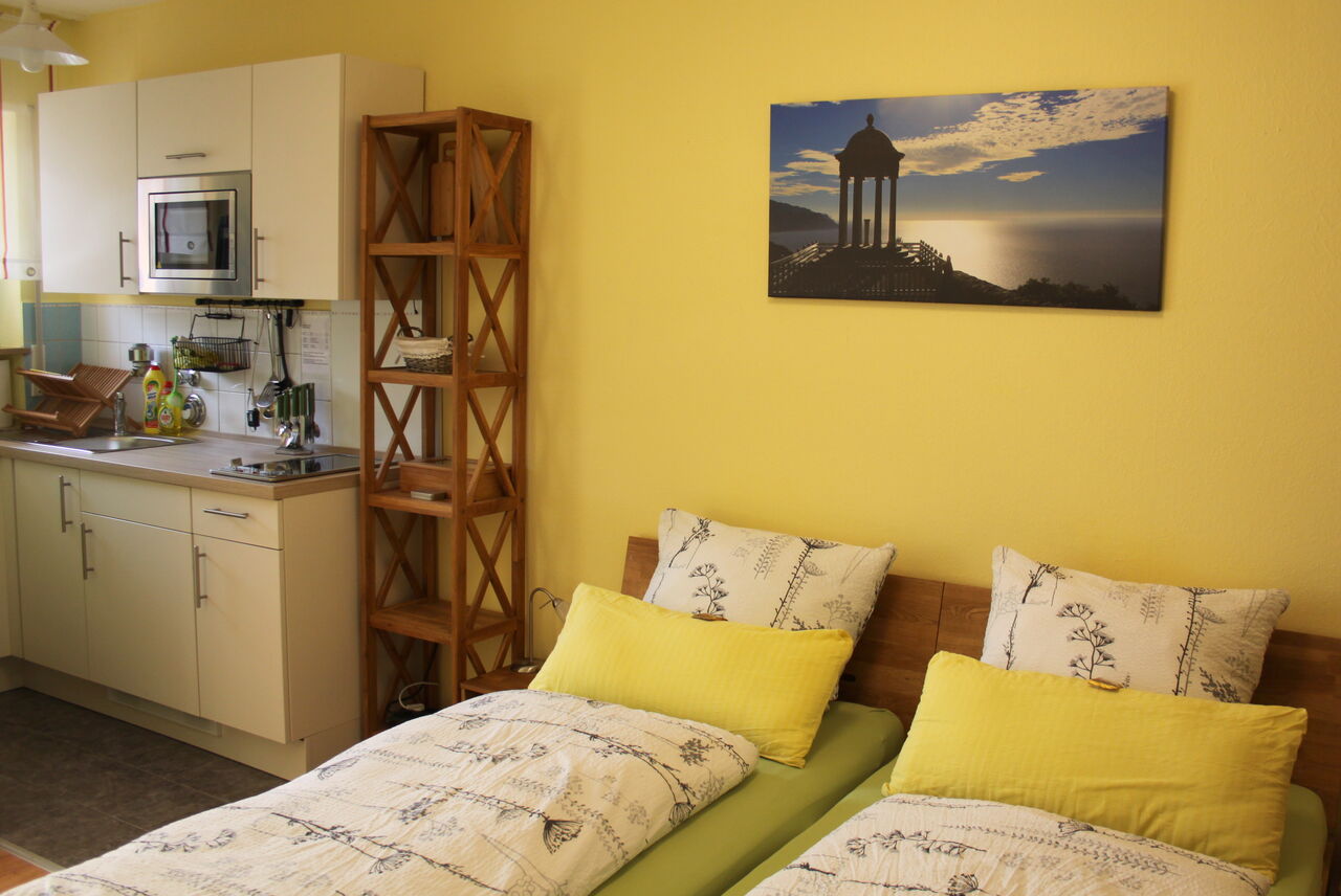 2 Betten je 90 x 200 cm, voll eingerichtete Miniküche
mit Mikrkowelle, Senseo-Kaffeemaschine, Wasserkocher,
Eierkocher, Toaster 