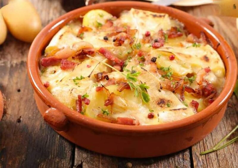 Tartiflette et son lit de salade