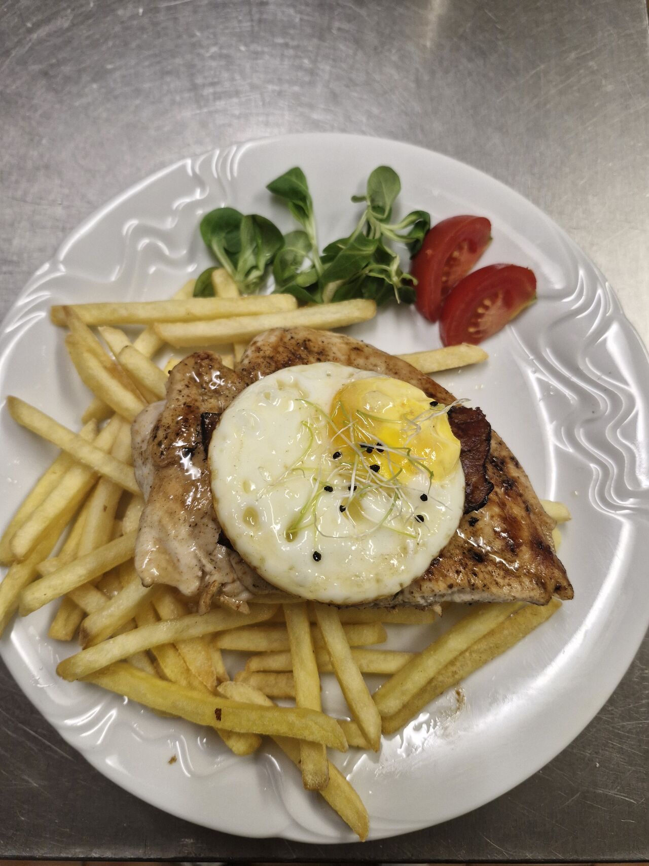 Grilovaná prsa se slaninou a volským okem, pečené brambory