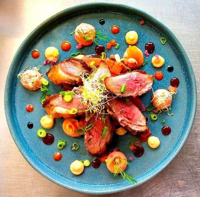 Magret de canard, compotée de coings au poivre de Sichuan et réduction d'hibiscus 