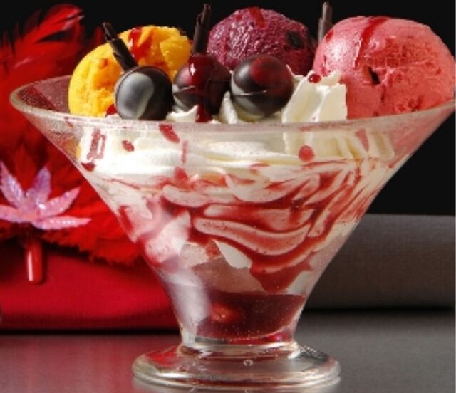 glace fraise, cassis ,mangue, et son coulis au fruit rouge 