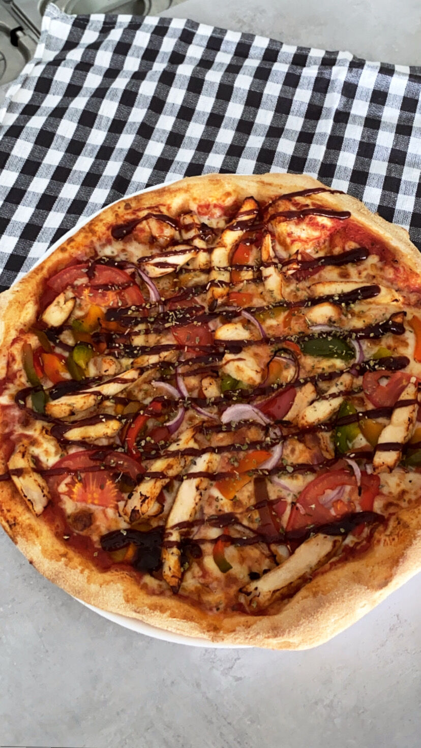 ♨️ La Buffalo Chicken ♨️ Poulet émincé, tomates fraîches, mozzarella, oignons rouges, sauce barbecue, une Pizza de caractère 🔥