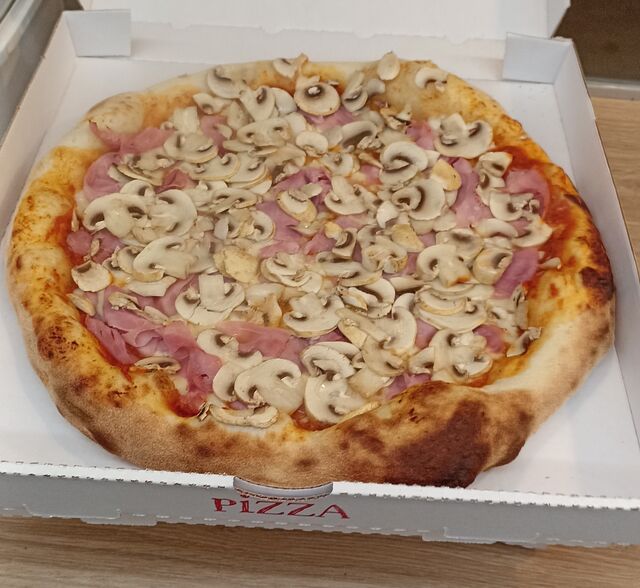 Jacqueline : base tomate, mozza, jambon blanc, champignons