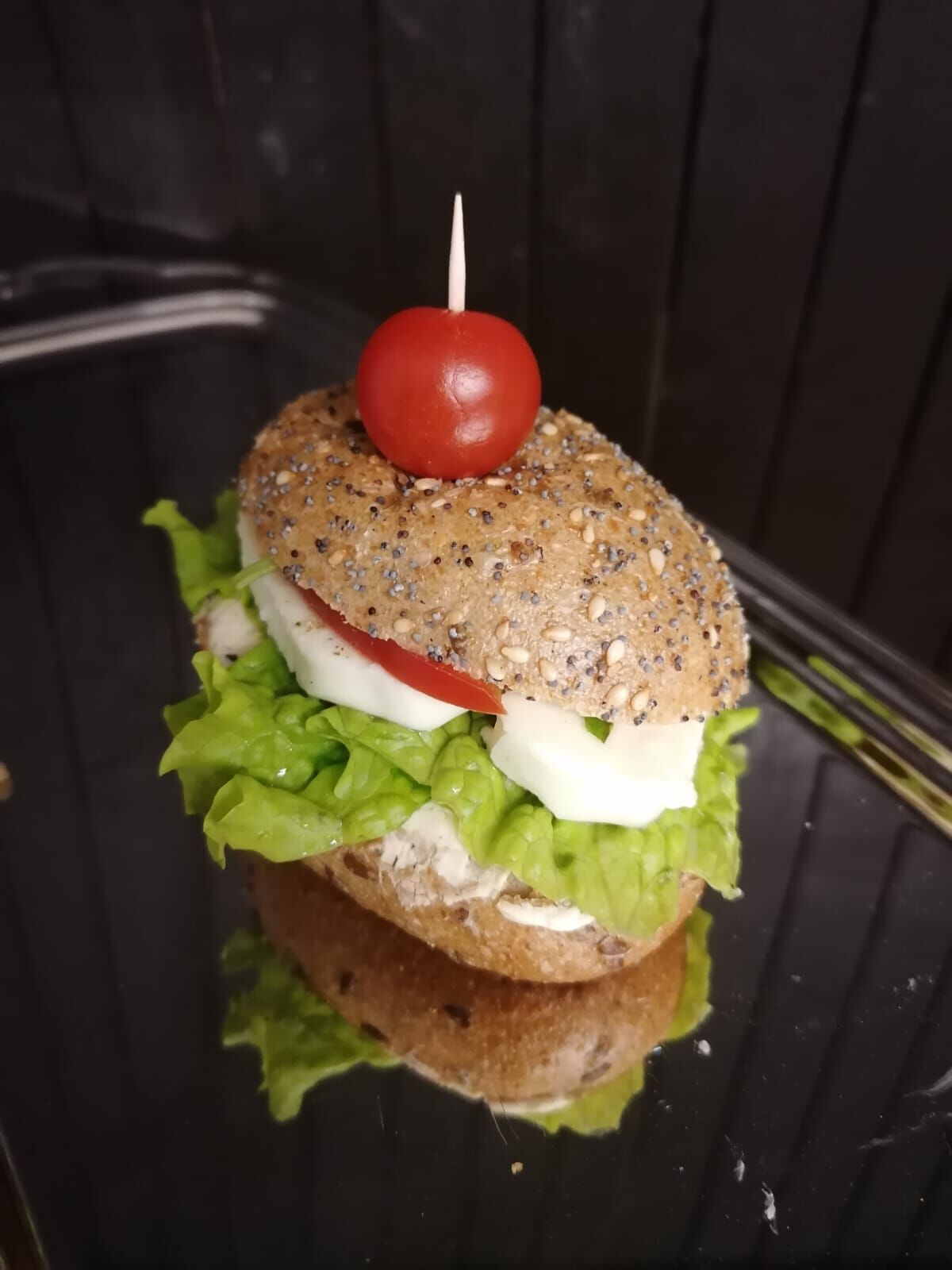 Jour-Weckerl mit Mozzarella-Paradeiser & Basilikum