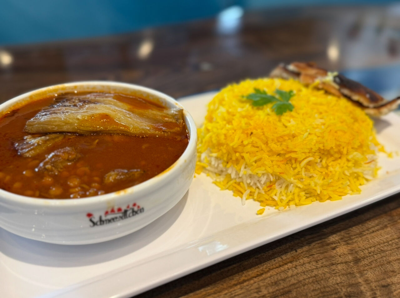 Persisches Lammgulasch mit Auberginen und gelben Linsen, dazu Safranreis