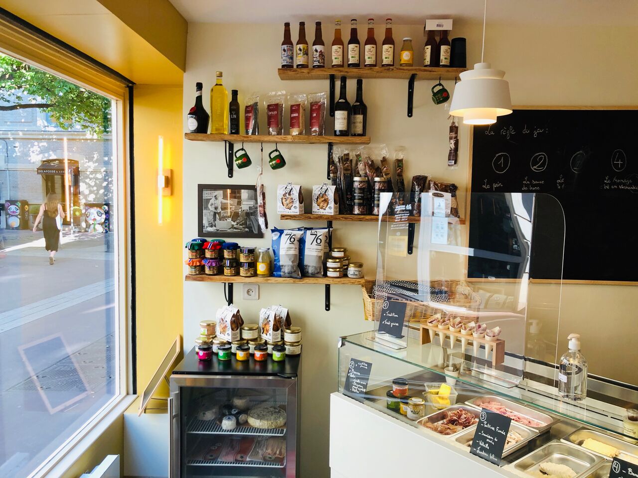 Épicerie local, chips artisanale, cidres, bières, terrines, rillettes, confitures, fromages, charcuterie, etc 