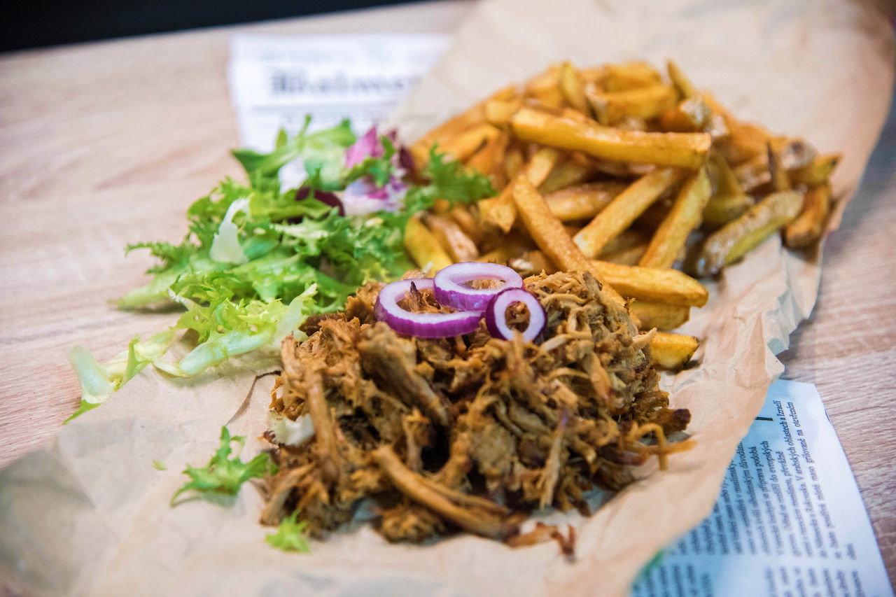 Trhané maso s hranolkami