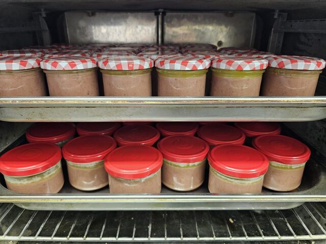 Husí paštičky ve výrobě 