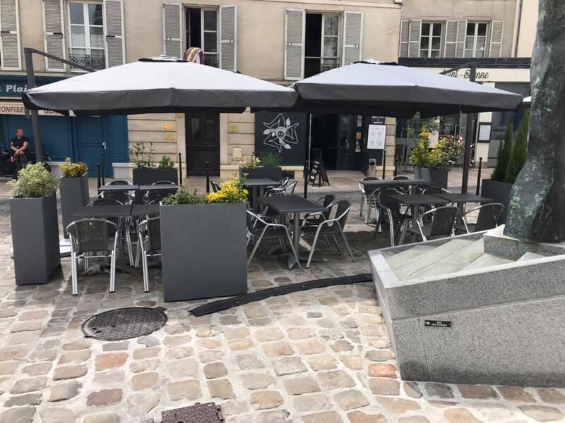 Une jolie terrasse sur les pavés au pied de la cathédrale de Meaux