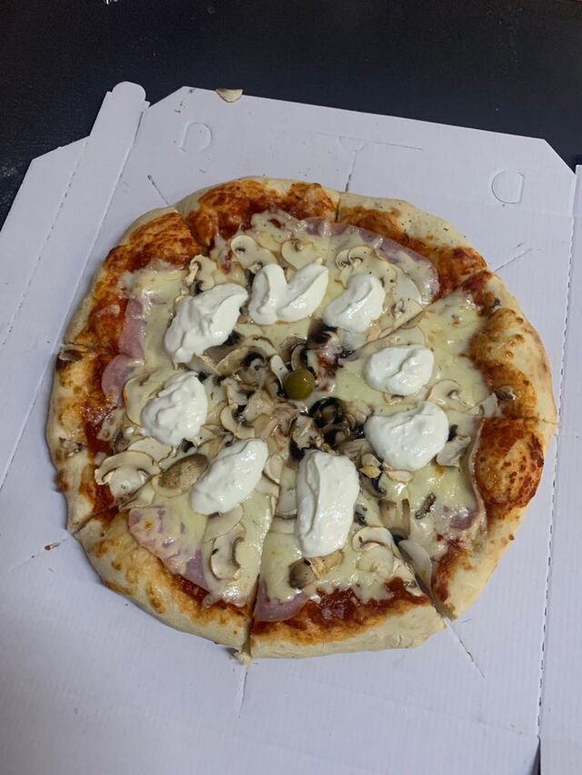 CAPRICCIOSA
Pelet, šunka, sir, gljive, i kao dodatak vrhnje