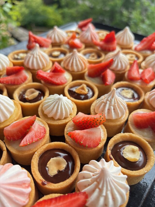 Mini tartelette chocolat, citron meringuée et fraise